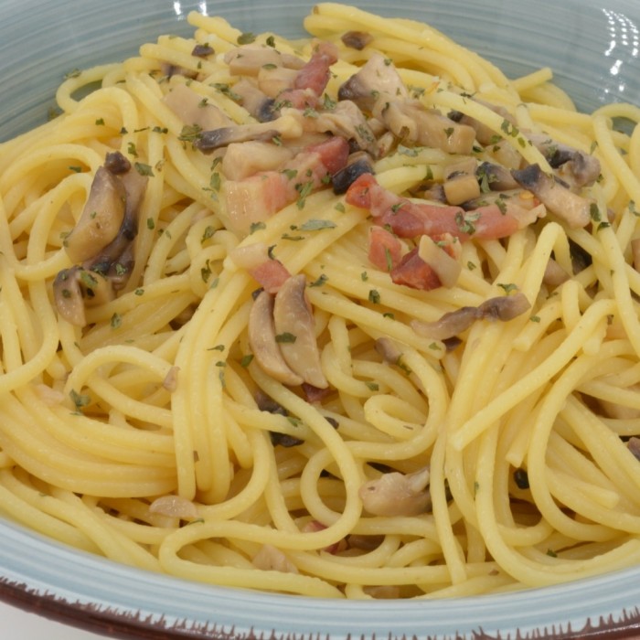Espaguetis con beicon y champiñones